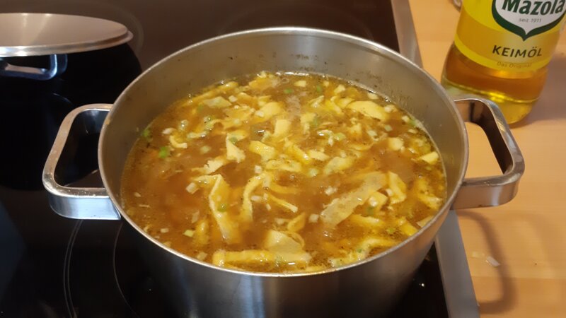Indische uiensoep met varkensvlees en omelet Sup Bawang