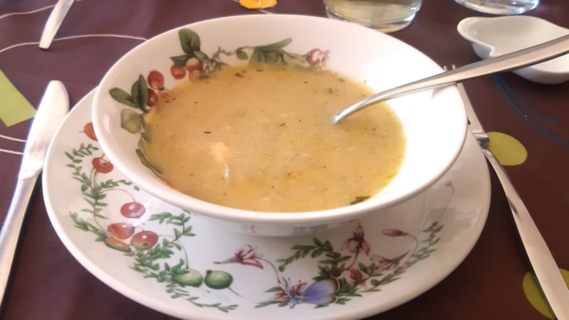 Uiensoep met gesmolten brie