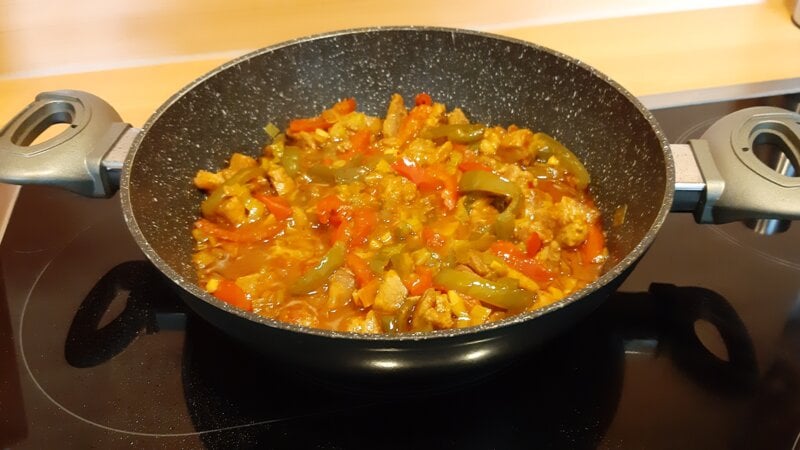 Lekker gekruid varkensvleespannetje met paprika en prei