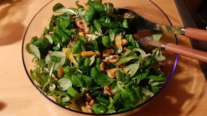 Veldsla met gebakken champignons, walnoten en oude kaas
