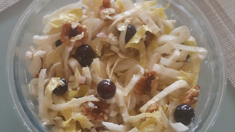 Witlofsalade met druiven, walnoten en geitenkaas. Lekker en gezond.