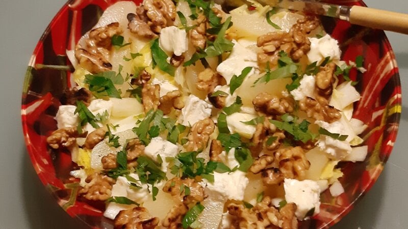 Witlofsalade met peer, gorgonzola en walnoten