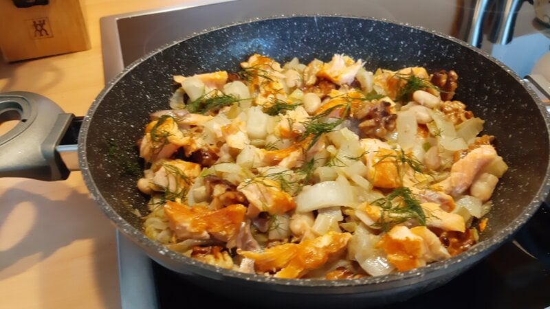 Witlof met zalmfilet uit de wok