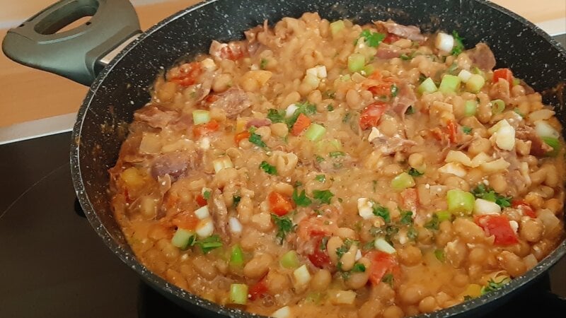 Mediterrane witte bonenschotel met feta
