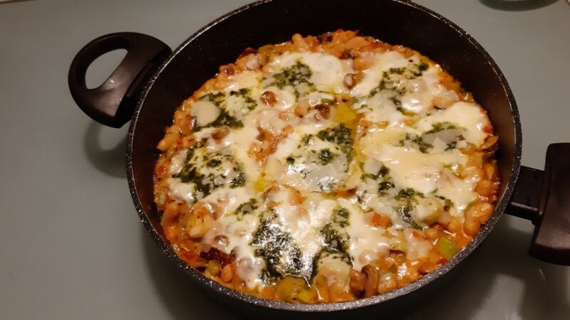Italiaanse witte bonenschotel met pesto en mozzarella
