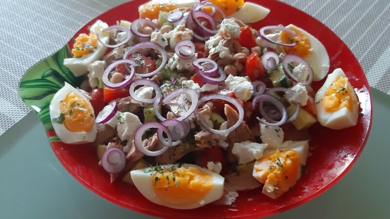 Maaltijdsalade van witte bonen met tonijn, ei, kerstomaatjes, komkommer en geitenkaas