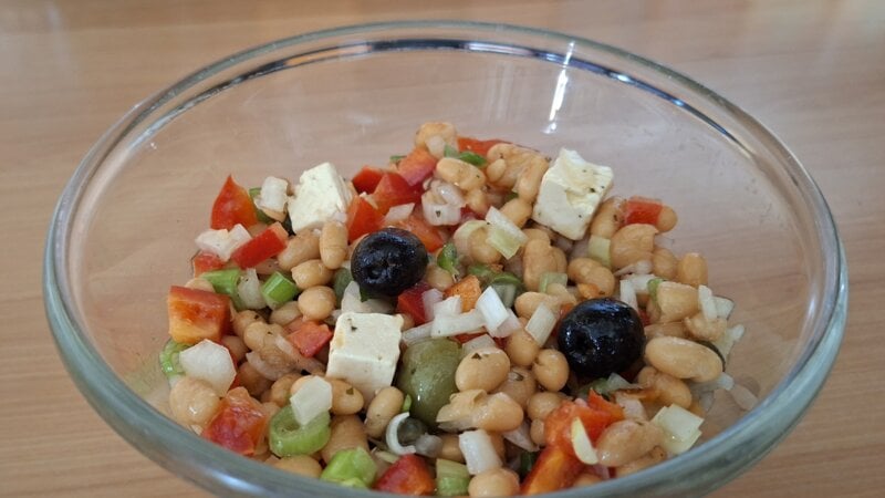 Griekse witte bonensalade met feta, paprika, olijven en lente-uitjes