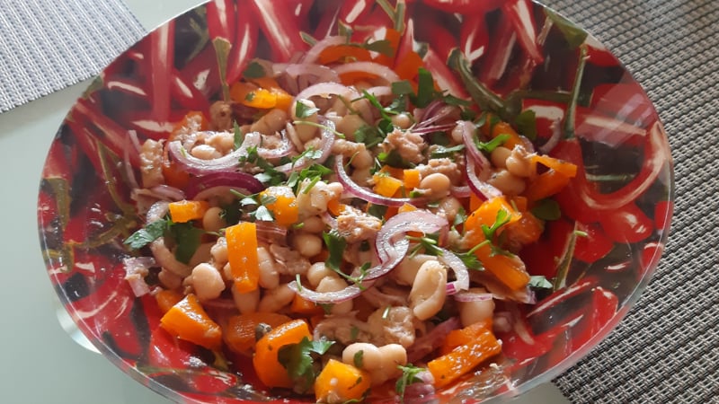 Salade van witte bonen met tonijn, paprika en rode ui