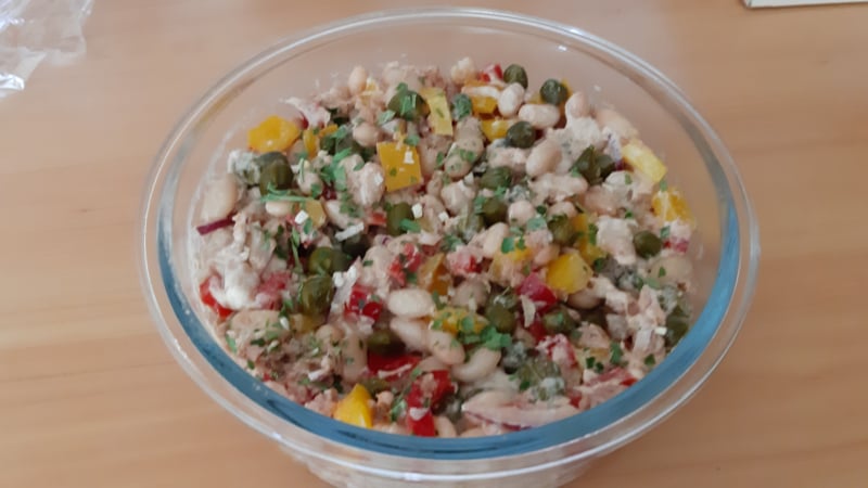 Cannellinibonen met tonijn, gele en rode paprika, rode ui, kappertjes, olijven en aioli