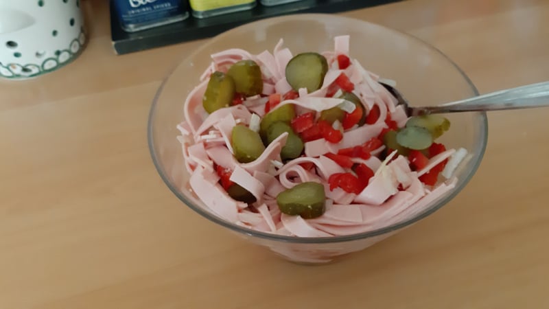 Zoet-zure vleeswarensalade met paprika, ui en augurkjes