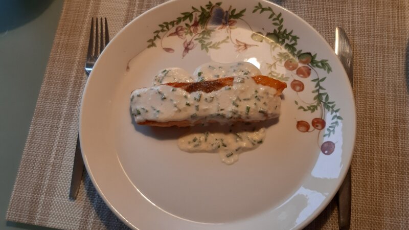 Gebakken zalmfilet met een romige bieslooksaus