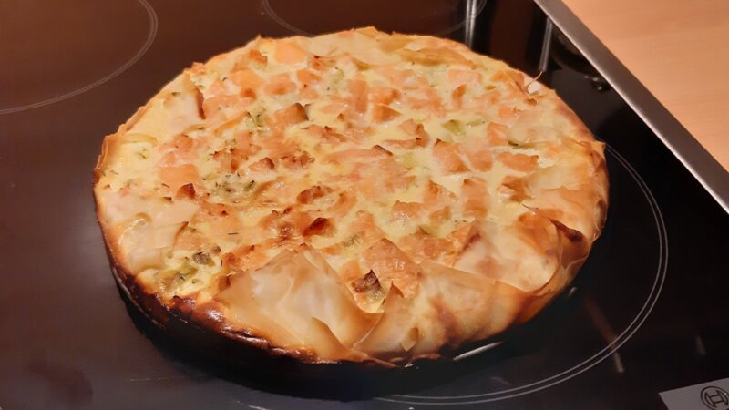 Quiche van filodeeg met zalmfilet, gerookte zalm en prei
