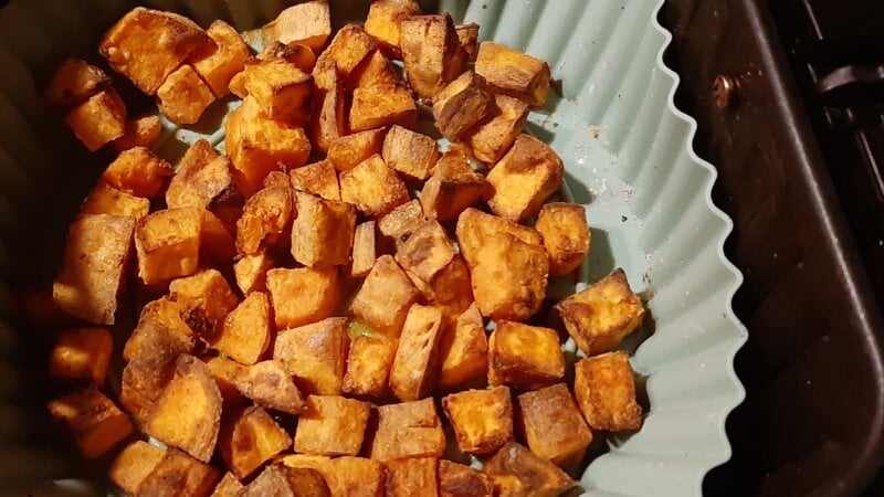 Gekruide zoete aardappelblokjes uit de airfryer