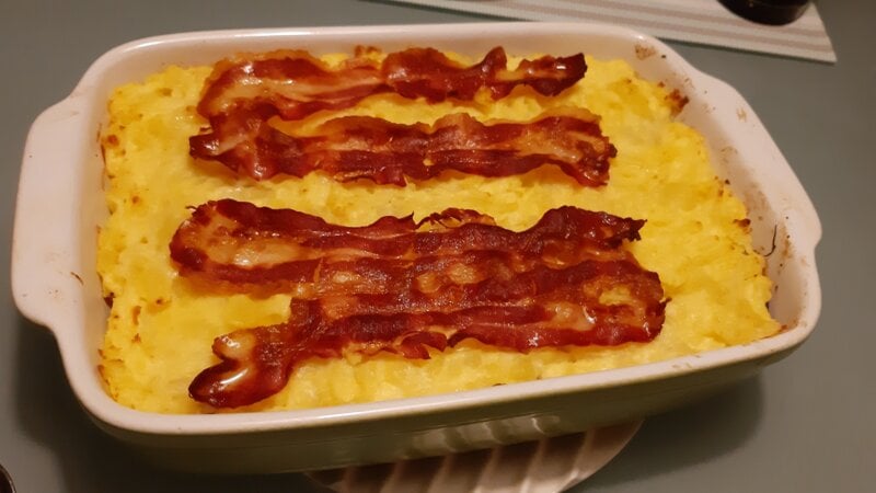 Laagjesschotel zuurkool met appel, rookworst, aardappelpuree en bacon