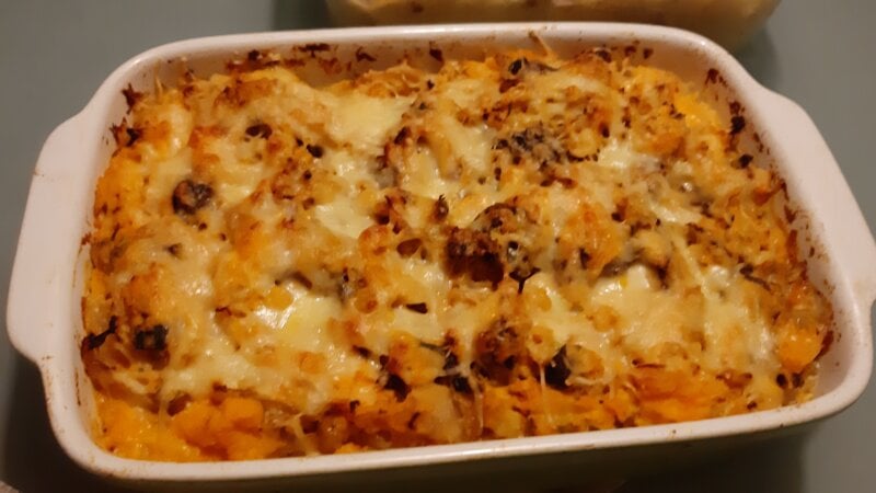 Gegratineerde stamppot zuurkool met gebraden rundvlees en zoete aardappel