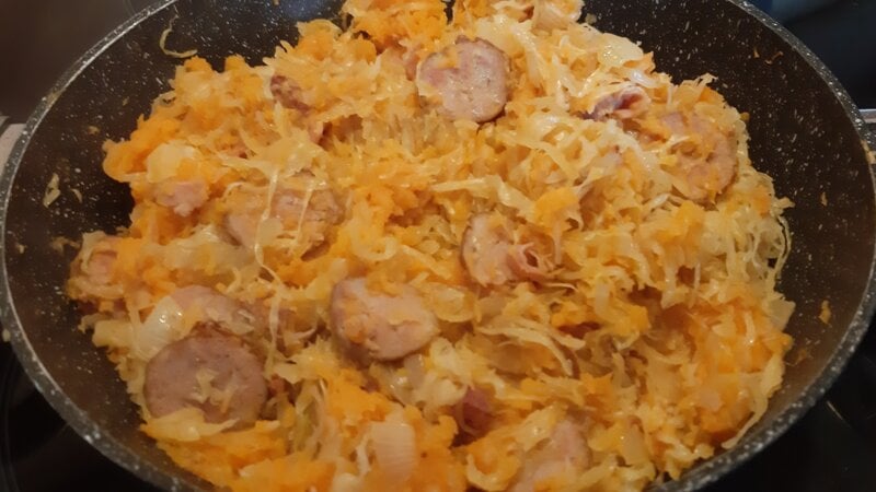 Stamppot zuurkool met zoete aardappel en rookworst