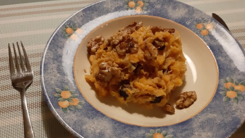 Vegetarische stamppot zuurkool met zoete aardappel, appel, walnoten en rozijnen