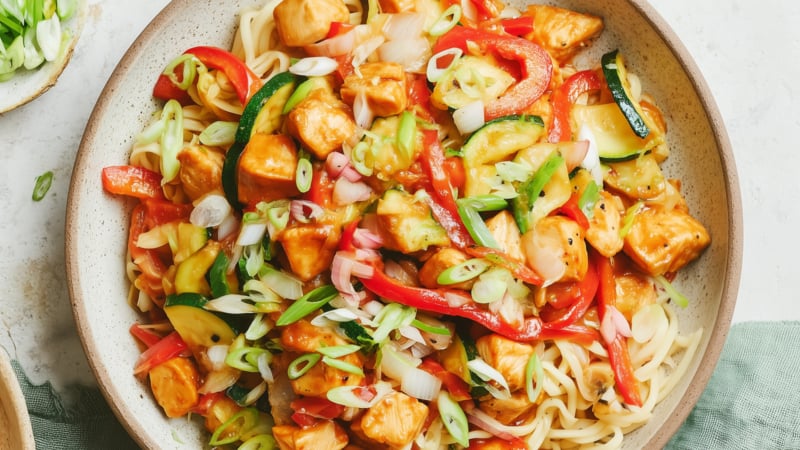 Snelle woknoedels met kipfilet en groente
