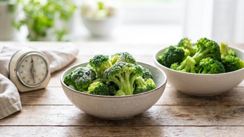 Hoe lang duurt het voordat bevroren broccoli ontdooid is?