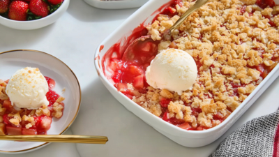 Aardbei-rabarber crumble met citroen en amandel