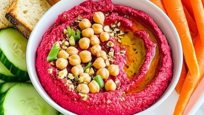 Borrelplank met rode bieten hummus