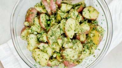 Gezonde aardappelsalade met verse kruiden, zonder mayo