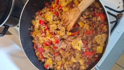 Aziatische gebakken rijst met gehakt, broccoli en paprika en gegarneerd met reepjes omelet