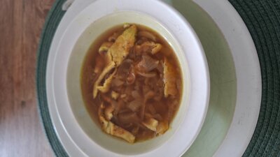 Indische uiensoep met varkensvlees en omelet Sup Bawang