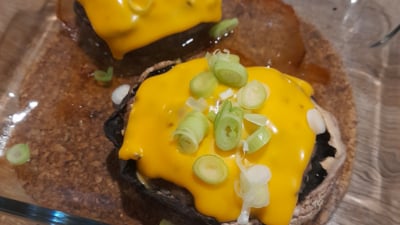 Portobello gevuld met gehakt en een topping van cheddar en bosui