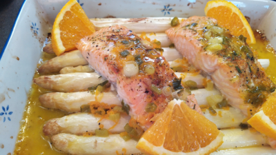 Asperges met zalm en sinaasappel-honingsaus uit de oven