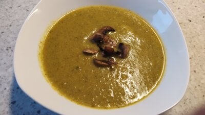 Broccoli-groentesoep met gebakken champignons