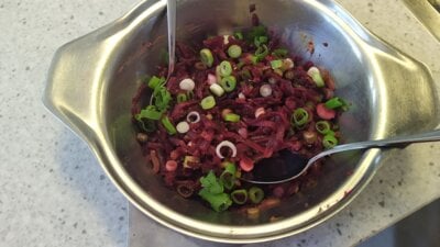 Lauwwarme bietensalade met spekreepjes, appel en feta