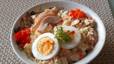 Heerlijke ei, gerookte kip aardappelsalade