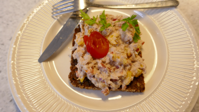 Broodje pittige tonijnsalade