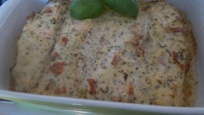 Romige Italiaanse zalmfilet met basilicumpesto en gedroogde tomaten