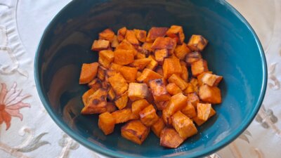Goed gekruide geroosterde zoete aardappelblokjes uit de oven
