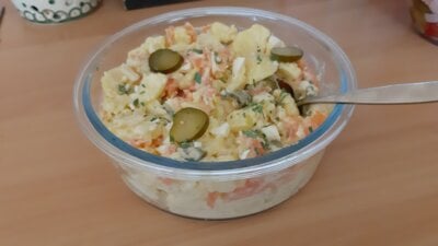 Aardappelsalade met gerookte zalm, eieren en honing-mosterddressing