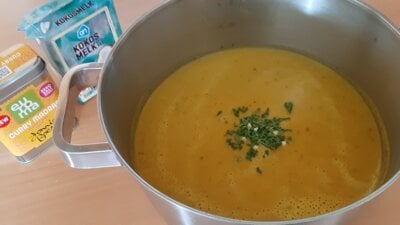 Bananensoep met kerrie en paprika