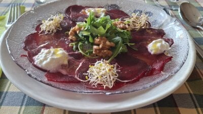 Carpaccio van rode bietjes met burrata, walnoten, rucola en alfafa