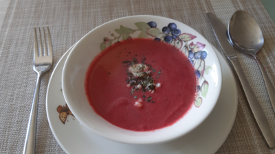 Romige rode bietjessoep met gorgonzola
