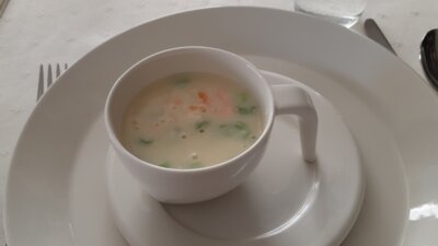 Bloemkoolcrèmesoep met warmgerookte zalm en lente-uitjes