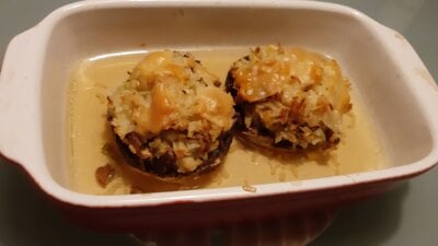 Gevulde grote champignons (portobello) met rijst, champignons en kaas
