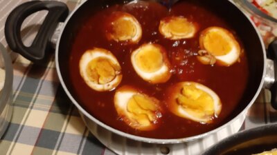 Halve eieren in een pittige tomaten-chilisau