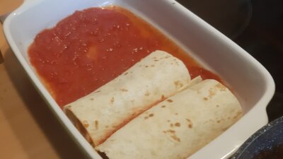 Enchiladas met kip, kaas en bonen