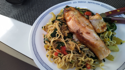 Zalm met paksoi en noedels