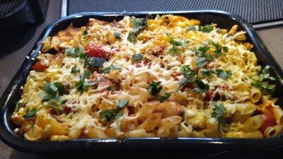 Ovenschotel met kip, paprika, courgette en penne