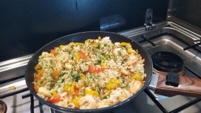 Gebakken rijstpannetje met paprika en knoflook garnaaltjes