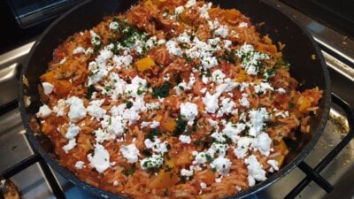 Griekse tomaten rijst met feta en courgette