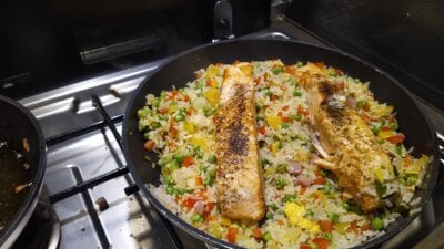 Gebakken rijst met paprika, doperwten en zalm