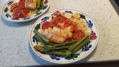 Kabeljauwfilet in pittige tomatensaus